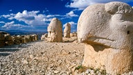 Große Figuren aus Stein in Nemrut Dagi