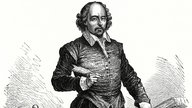 Der englische Dichter William Shakespeare steht mit Feder in der Hand neben einem Tisch