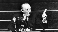 Adenauer hält Rede in Schwarz-weiß