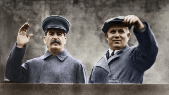 Stalin und Chruschtschow auf der Tribüne des Lenin-Mausoleums in Moskau