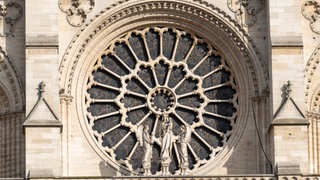 Nahaufnahme der Kathedrale Notre-Dame in Paris