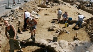 Archäologen auf einer Ausgrabung in der Leipziger Innenstadt.