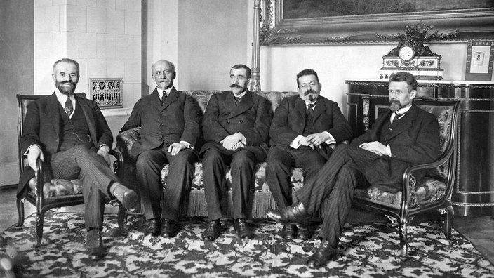 Die provisorische Reichsregierung im Januar 1919 in Weimar: Reichsjustizminister Otto Landsberg, Ministerpräsident Philipp Scheidemann, Reichswehrminister Gustav Noske, Reichspräsident Friedrich Ebert und Reichskanzler Rudolf Wissel