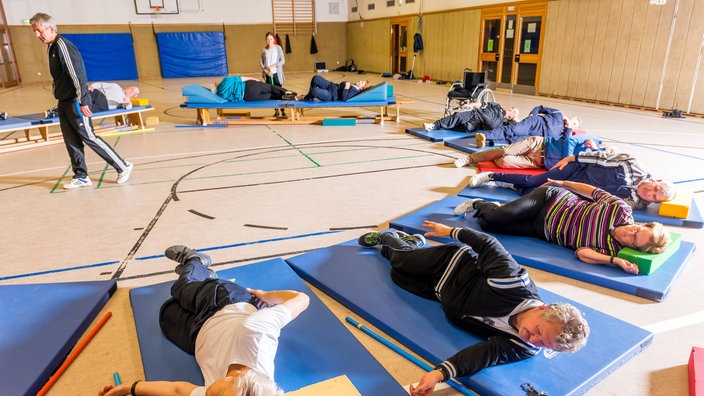 Rehabilitationssportgruppe von Menschen, die von einem Schlaganfall betroffen waren