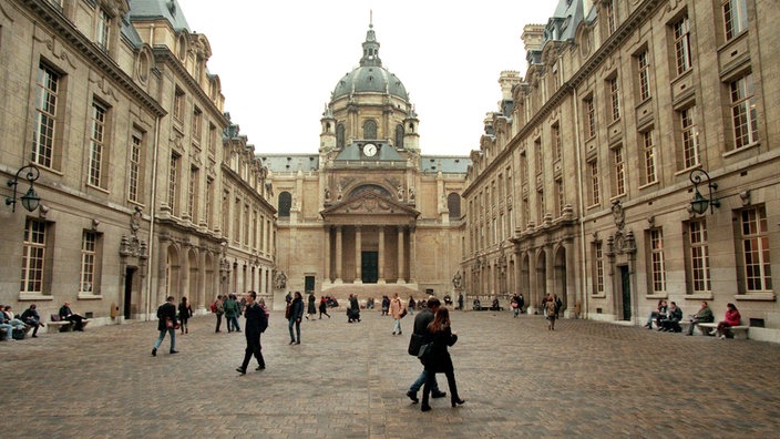 Studenten im Innenhof der französischen Universität Sorbonne in Paris