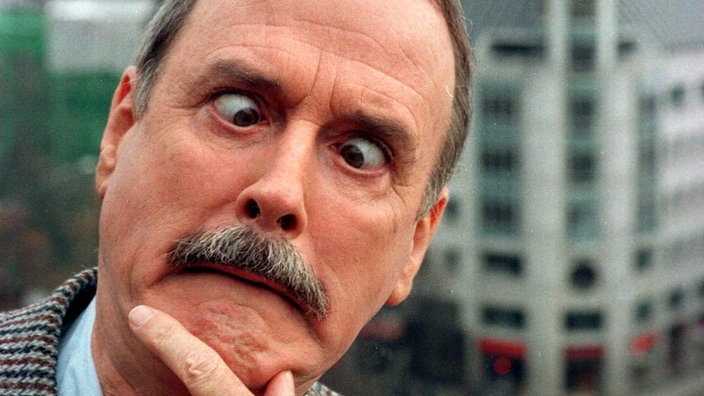 Der Komiker John Cleese zieht auf diesem Foto eine alberne Grimasse.