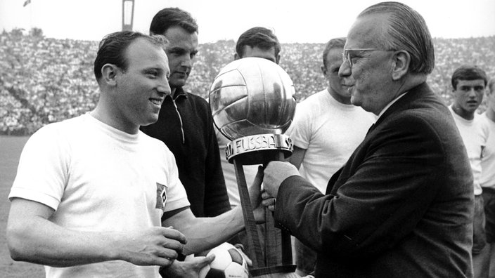 Uwe Seeler erhält einen Pokal