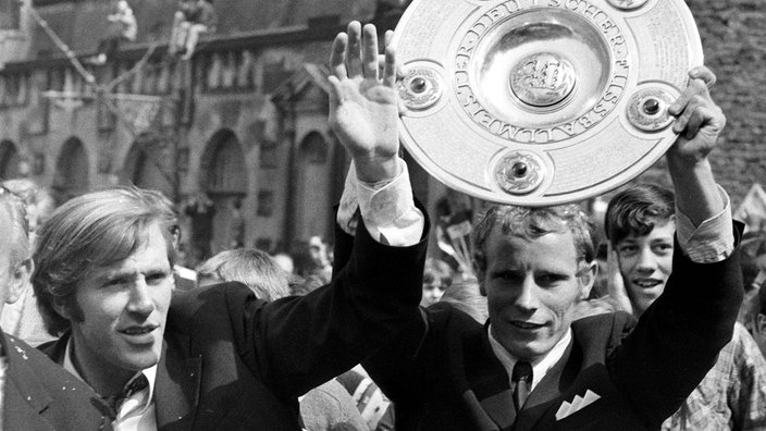 Günter Netzer und Berti Vogts mit Meisterschale