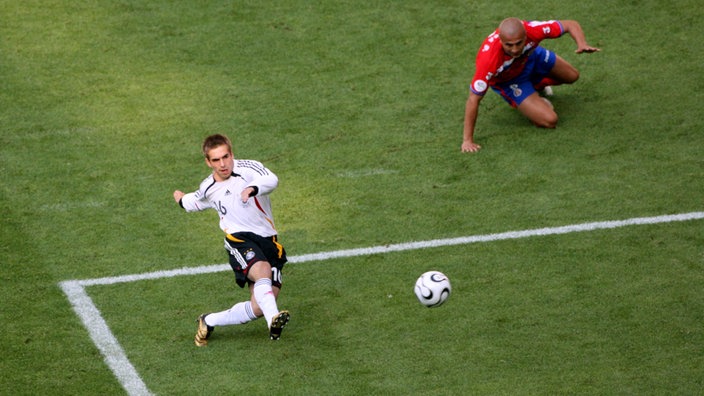 Philipp Lahm beim Schuss