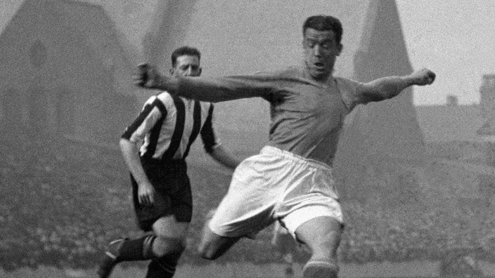 Schwarzweiß-Foto: Fußballer Dixie Dean beim Schuss.