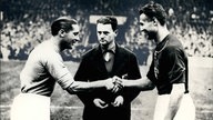 Giuseppe Meazza beim Händeschütteln mit einem ungarischen Spieler