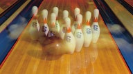 Bowlingkugel trifft auf Pins