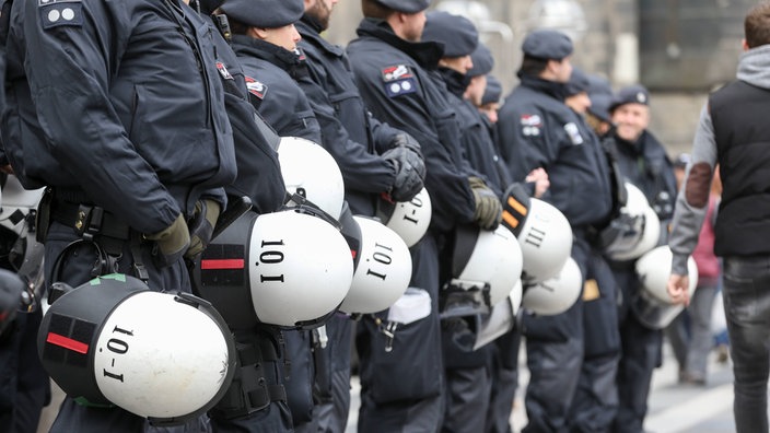 Einsatzhundertschaft der Polizei bei Demonstration am 1. Mai in Berlin.