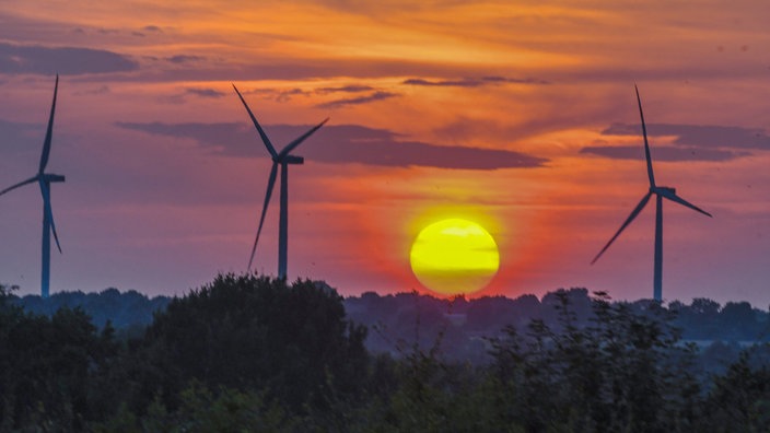 Windräder mit Sonnenuntergang.