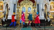 Maskierte Mitglieder der Punkrockband "Pussy Riot" in einer Moskauer Kathedrale.