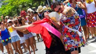 Verkleidete Touristen während des Karnevals in Rio.