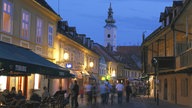 Cafés und Kneipen am Abend in einer Altstadtgasse von Zagreb.