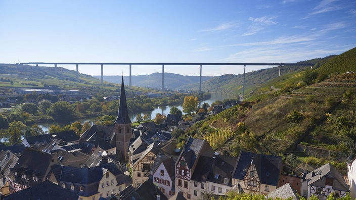 Die Hochmoselbrücke von unten fotografiert