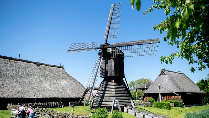 Eine historische Kokerwindmühle im Freilichtmuseum Rieck Haus