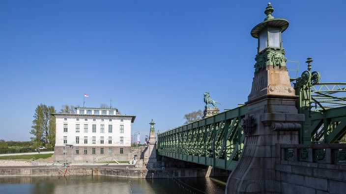 Verwaltungsgebäude und Brücke der Schleuse in Nussdorf