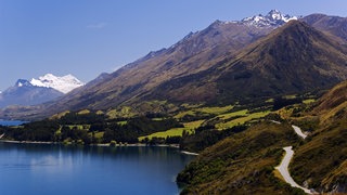 Das Bild zeigt einen See in einer Berglandschaft.