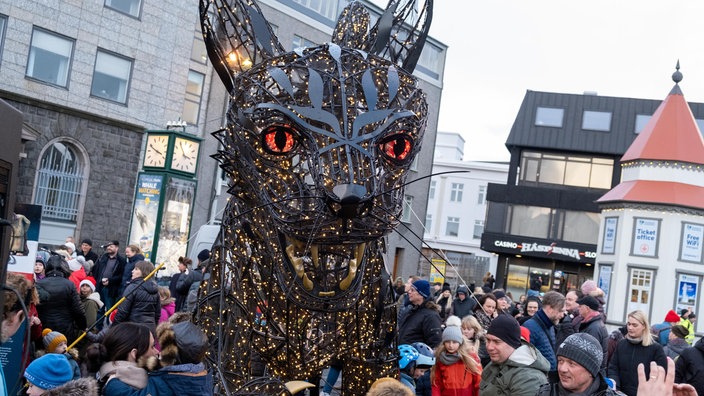 Eine überlebensgroße Katzenfigur in einer isländischen Fußgängerzone