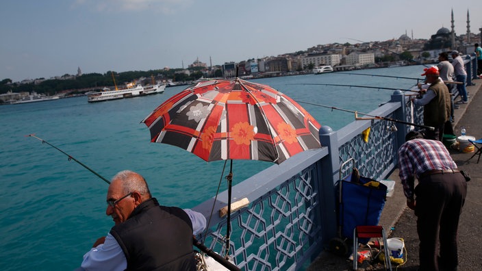 Zahlreiche Angler auf der Galata-Brücke 