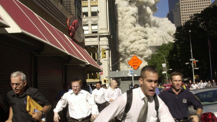 Menschen flüchten vor einer riesigen Rauch- und Staubwolke durch die Straßen New Yorks