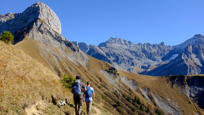 Wanderer in Bergkulisse