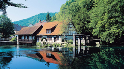 Eine Wassermühle am Blautopf, der Quelle der Blau