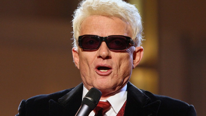 Der Sänger Heino mit Mikro bei einer Gala 2006