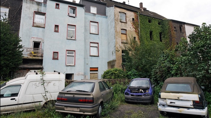 Autowracks in Duisburger Hinterhof.