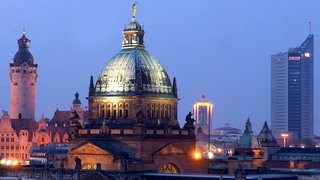 Stadtansicht von Leipzig bei Nacht mit dem Rathaus, dem Bundesverwaltungsgericht und dem Cityhochhaus.