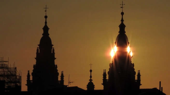 Türme der Kathedrale von Santiago de Compostela bei Sonnenuntergang