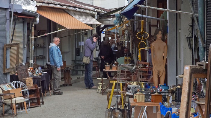 Das Foto zeigt eine Flohmarktgasse