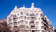 Fassade der Casa Mila mit gusseisernen Balkonen und felsenähnlichen Wänden