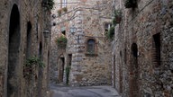 Blick auf eine Altstadtgasse mit restaurierten Häusern