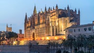 Die Kathedrale La Seu in der Abenddämmerung