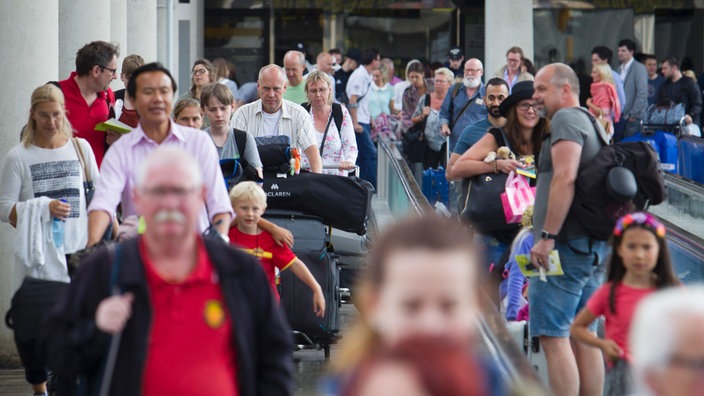 Viele Menschen am Flughafen von Palma