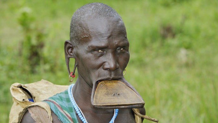 Surma-Frau mit Lippenteller.