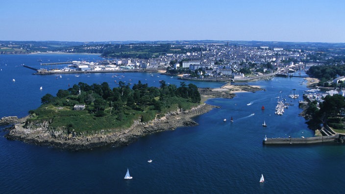 Eine kleine grüne Insel vor der Küste der Stadt Douarnenez.