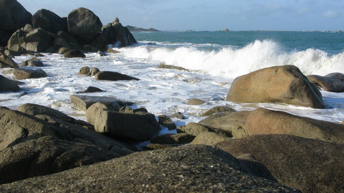 Felsige Küstenlandschaft in der Bretagne.