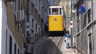 Straßenbahnähnliche Standseilbahn.