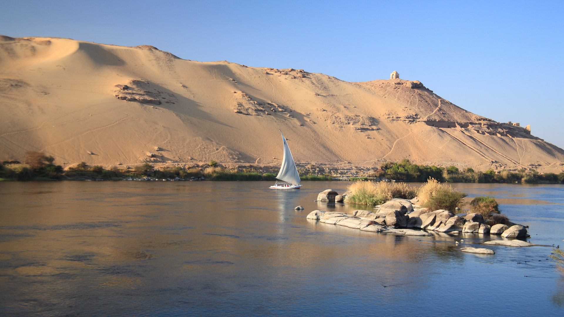 Blick von der Insel Elephanine auf den Qubbet el-Hawa