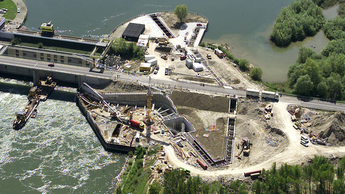 Fischpass bei Iffezheim aus der Vogelperspektive.