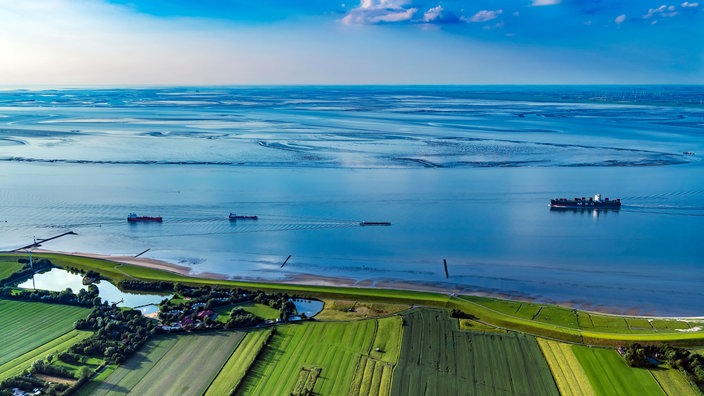 Uferbereich und Schiffsverkehr auf der Nordsee und in der Elbmündung