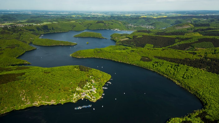 Rur-Stausee in Simmerath und umgebende Hügel von oben 