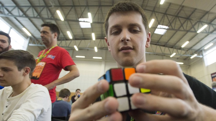 Der Weltrekordhalter im Speedcubing Feliks Zemdegs löst einen Zauberwürfel