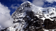 Die schneebedeckte Eiger Nordwand.