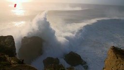 Screenshot aus dem Film "Die Monsterwellen von Nazaré"